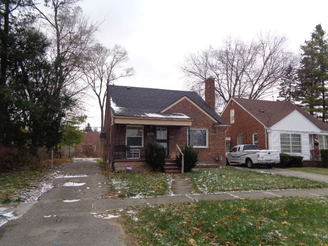 bungalow featuring a front lawn