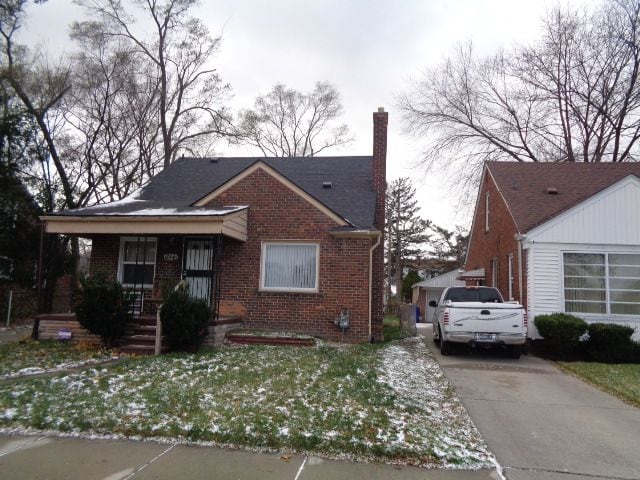 view of front facade featuring covered porch and a front lawn