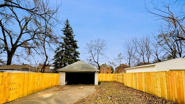 view of yard with an outdoor structure and a garage