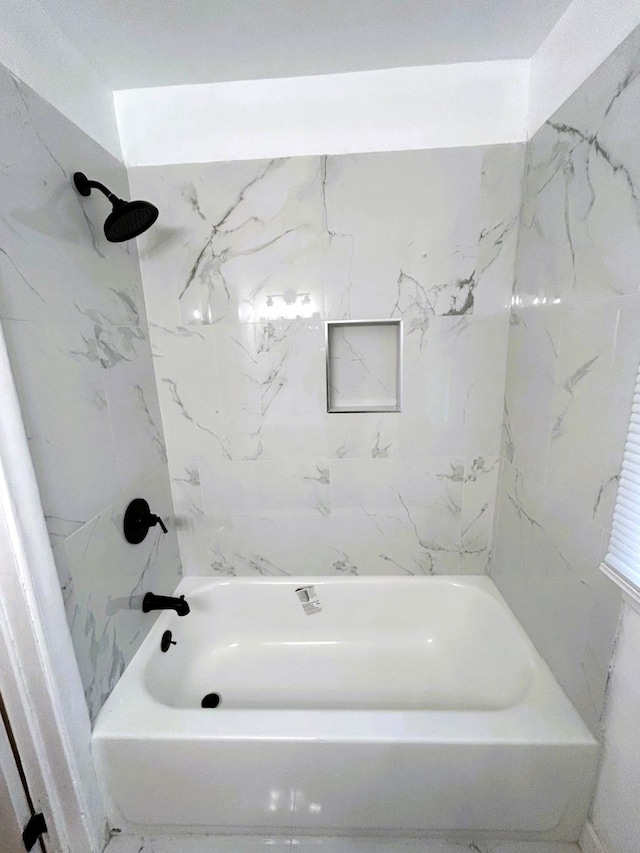 bathroom featuring tiled shower / bath combo