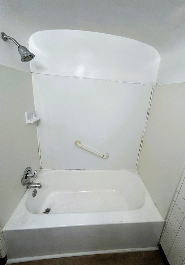 bathroom featuring tiled shower / bath