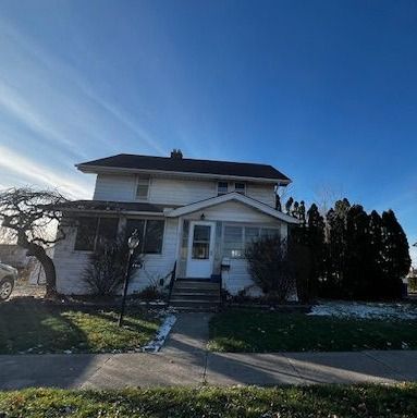 view of front of property featuring a front lawn