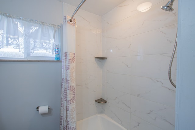 bathroom with shower / tub combo with curtain