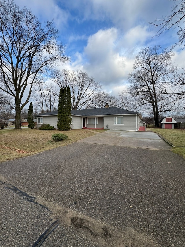 single story home featuring a front yard