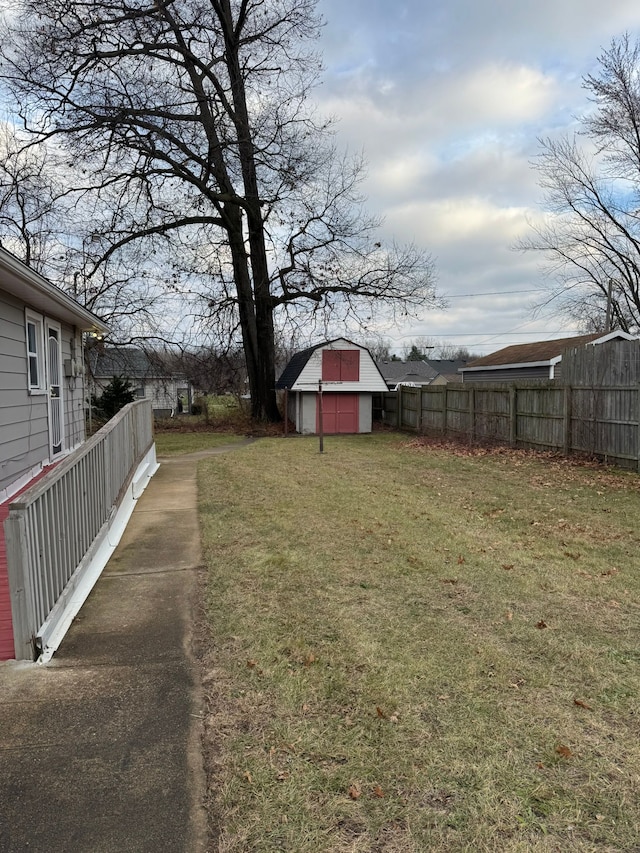 view of yard with a storage shed