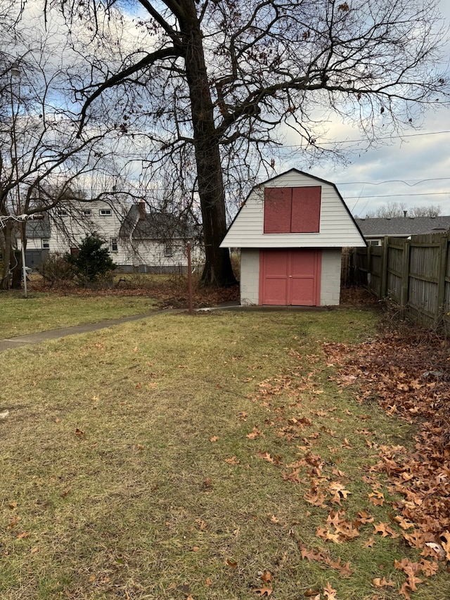 view of yard with a storage unit