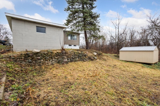 view of yard featuring a storage shed