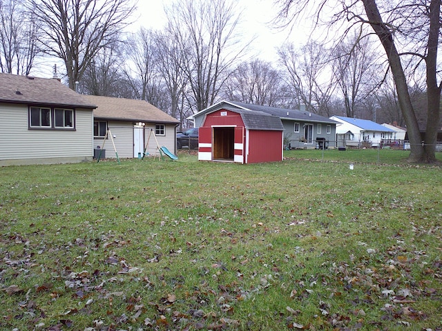 view of yard with a storage shed