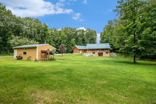 view of yard with an outdoor structure