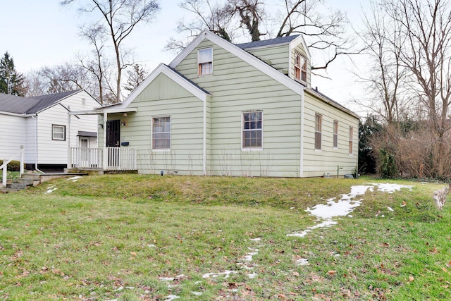 view of front of property with a front yard