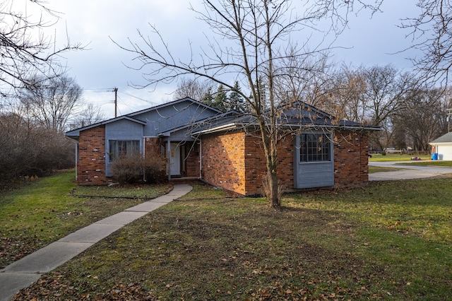 view of front of property with a front yard