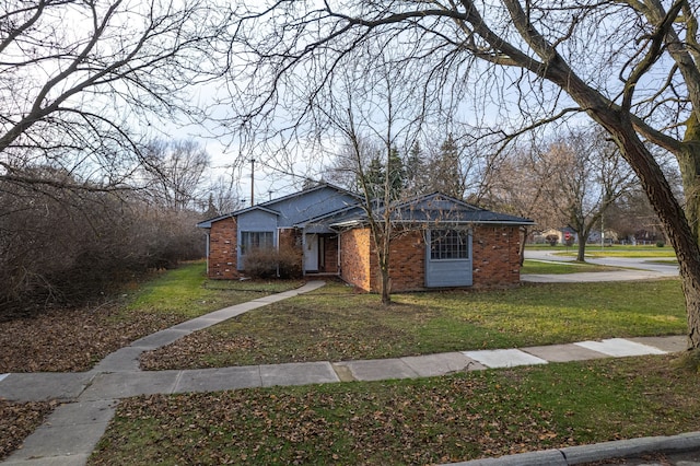 view of front of house featuring a front lawn