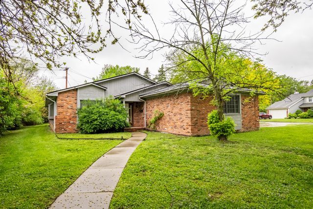 5620 Kaufman St, Dearborn Heights, MI 48125 - view of front facade with brick siding and a front lawn