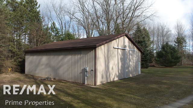 view of outdoor structure with an outbuilding