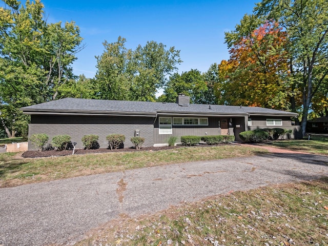 view of front of home with a front lawn