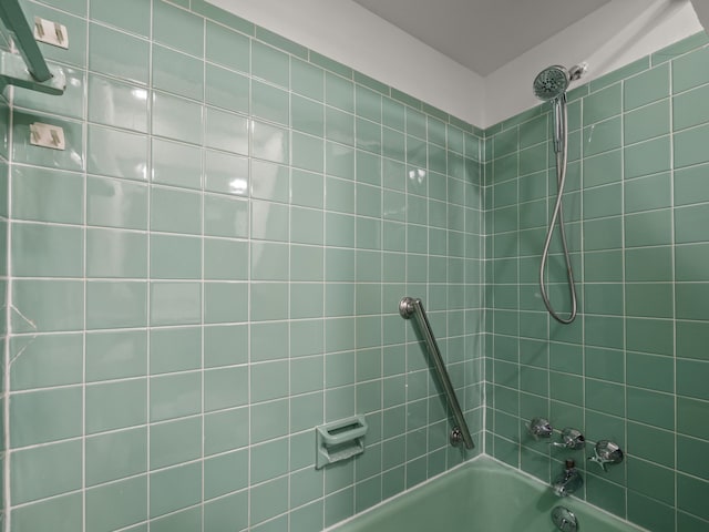 bathroom featuring tiled shower / bath combo