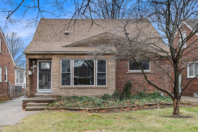 view of front of property featuring a front yard