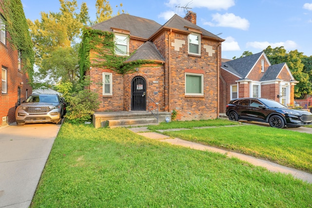 view of front facade featuring a front lawn