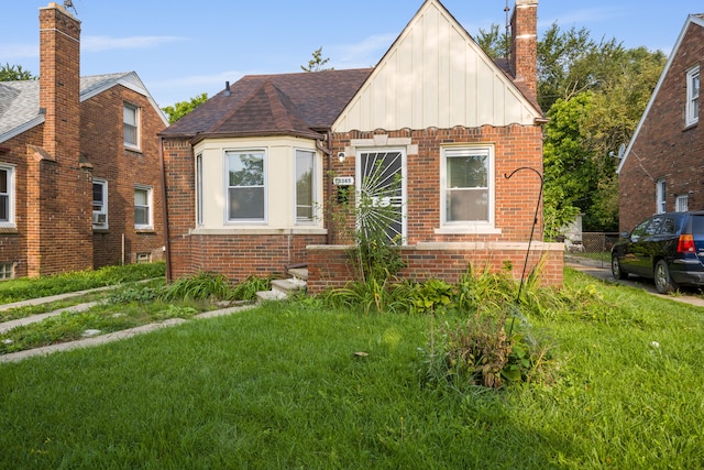 view of front of home featuring a front yard