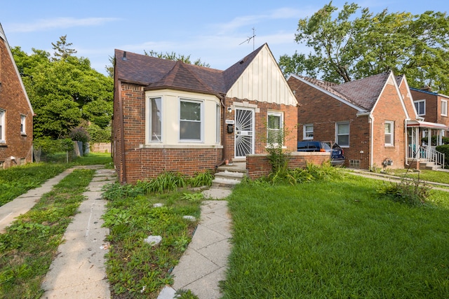 bungalow featuring a front yard