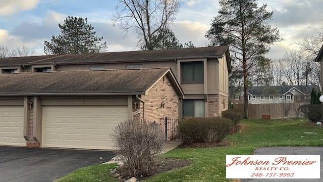 view of front of house featuring a front yard and a garage