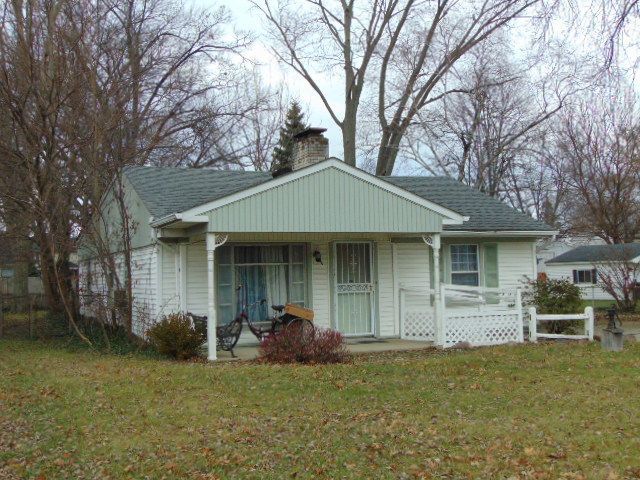 view of front of property with a porch and a front yard