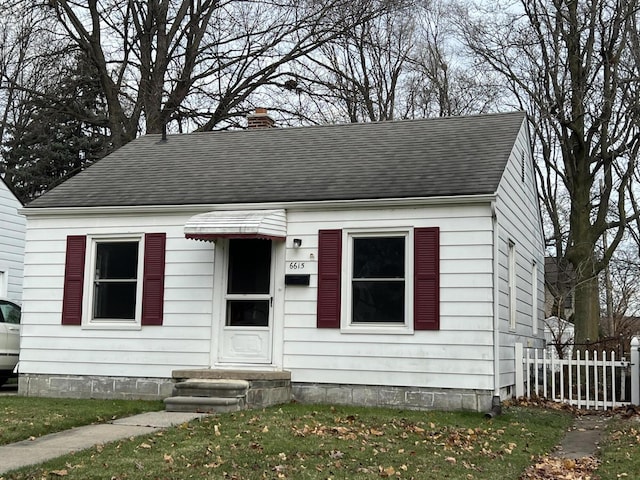 view of front of property featuring a front yard