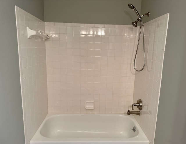 bathroom with tiled shower / bath combo