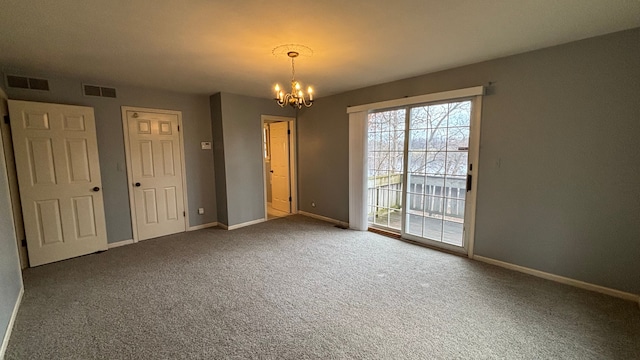 unfurnished room featuring carpet flooring and a chandelier