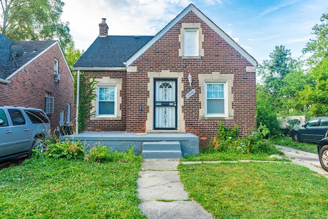 bungalow-style home featuring a front lawn