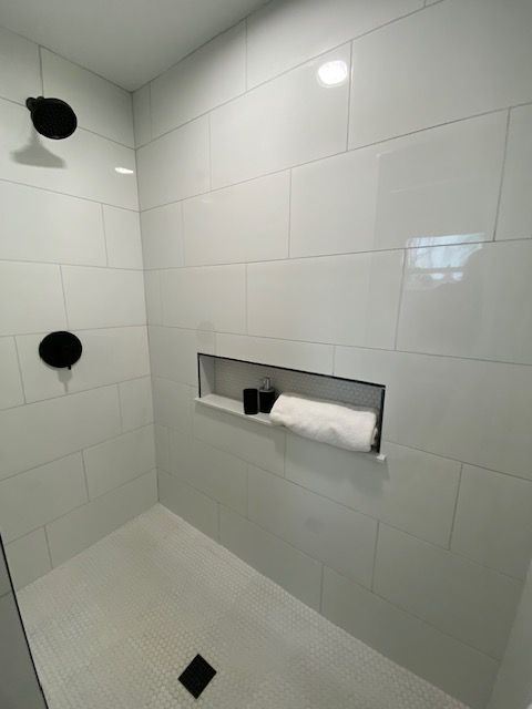 bathroom featuring tiled shower