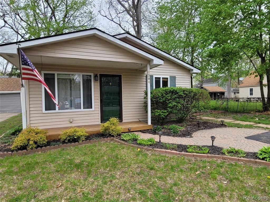 bungalow featuring a front yard