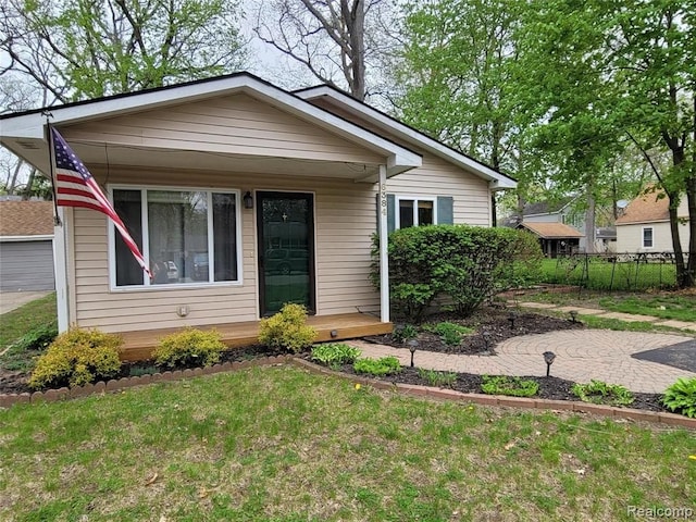 bungalow featuring a front yard