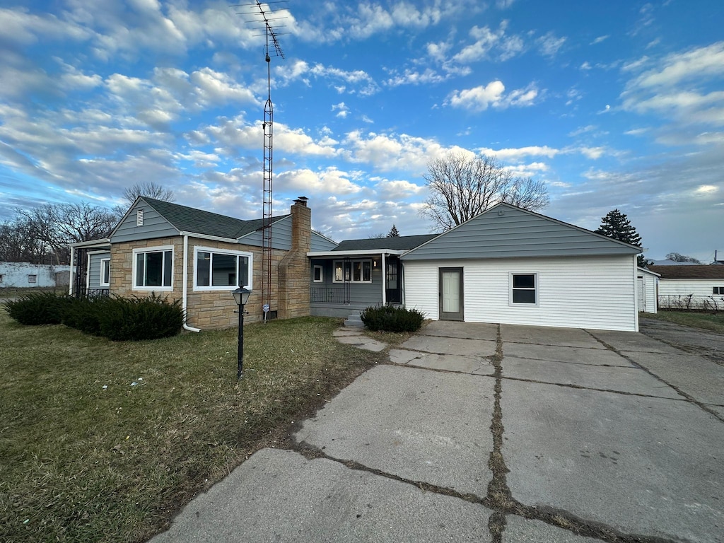 view of front of home with a porch and a front yard