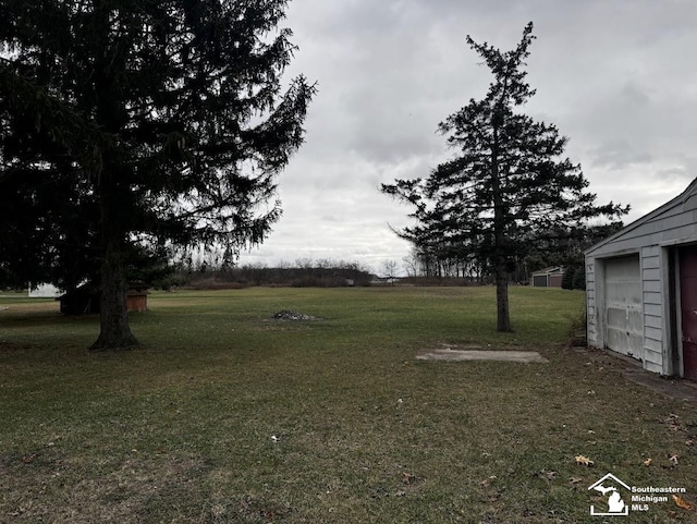 view of yard featuring an outbuilding and a garage