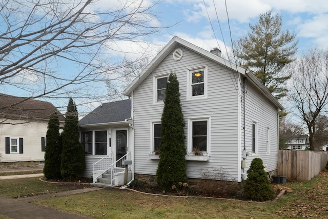 view of front facade featuring a front lawn