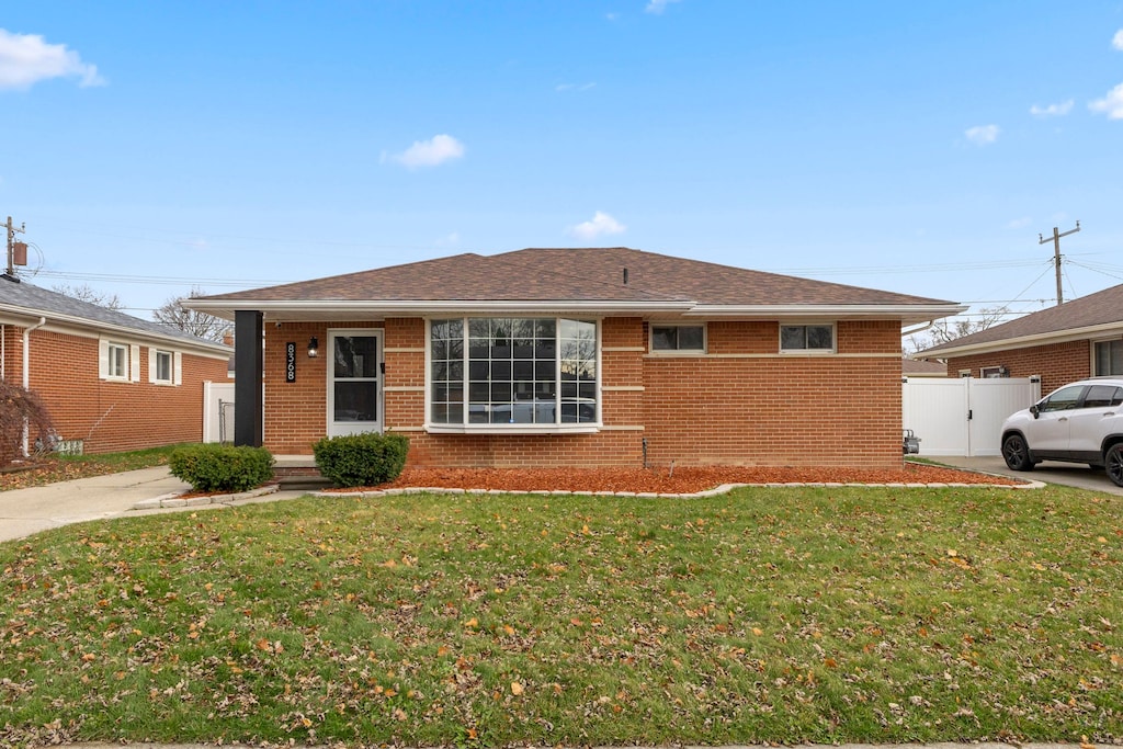 view of front of house featuring a front yard