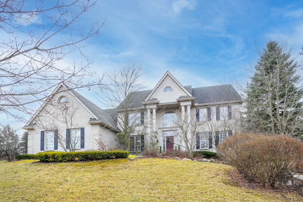 view of front facade featuring a front lawn