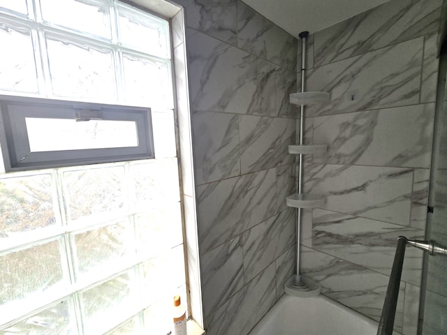 bathroom with tiled shower / bath