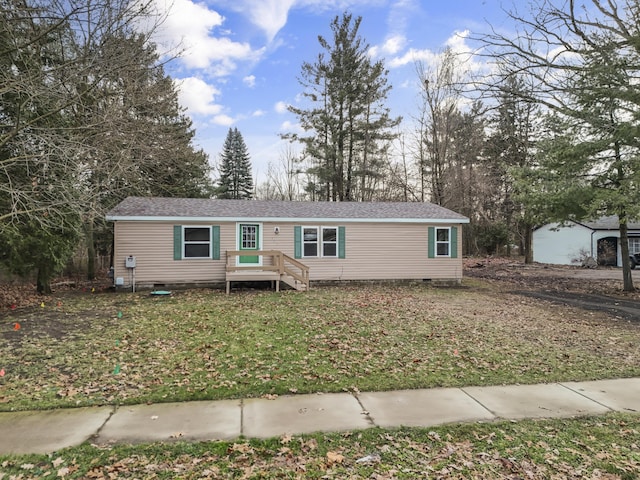 manufactured / mobile home featuring a front lawn