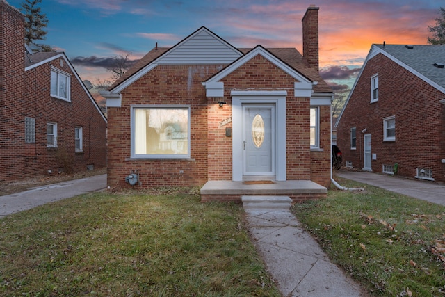 bungalow featuring a lawn