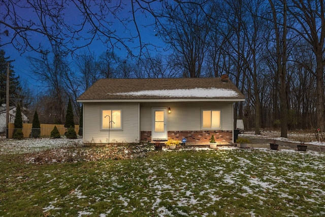 view of front of property featuring a lawn