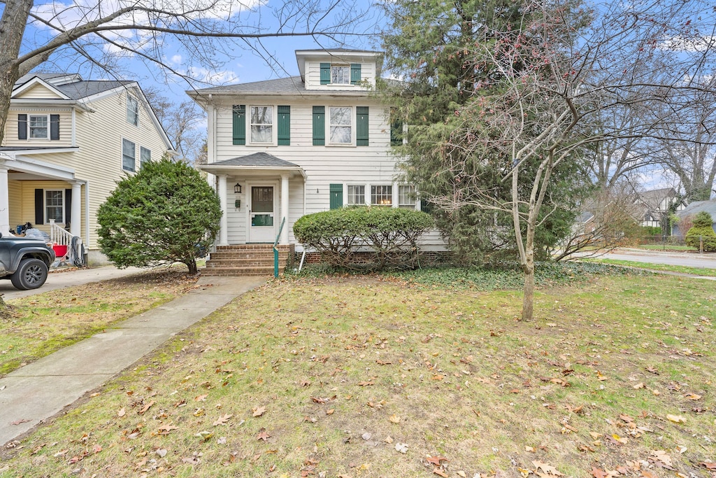 view of front of house featuring a front yard