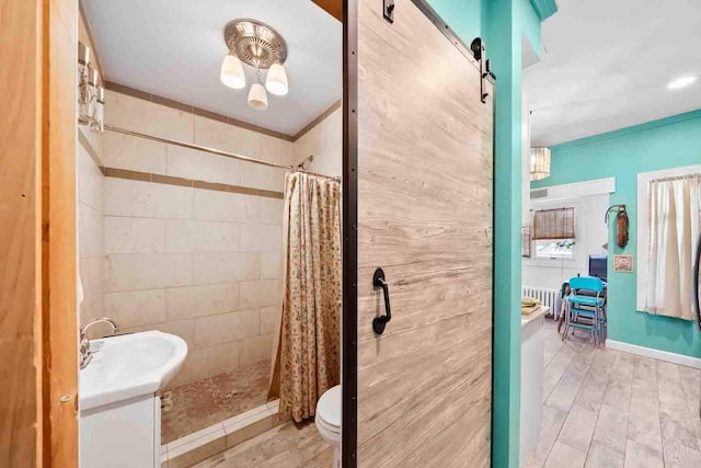 bathroom with a shower with curtain, hardwood / wood-style floors, ornamental molding, and toilet