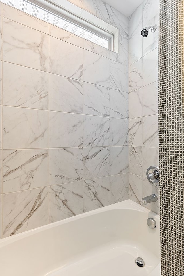 bathroom with tiled shower / bath