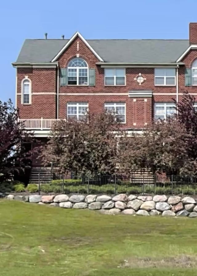 view of front of property featuring a front yard