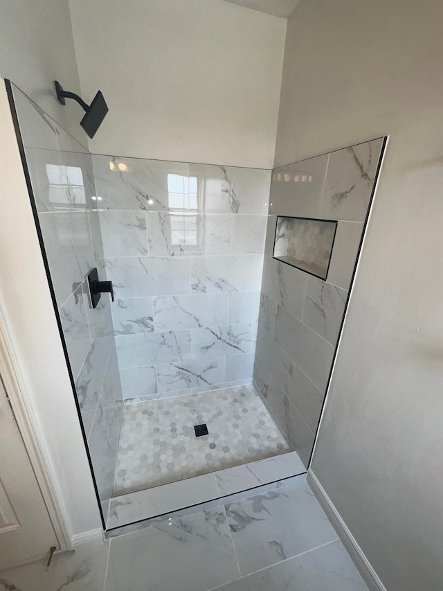 bathroom featuring a tile shower