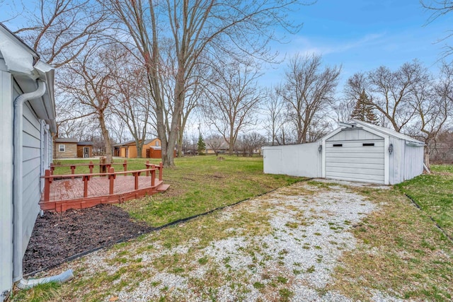 view of yard with an outdoor structure