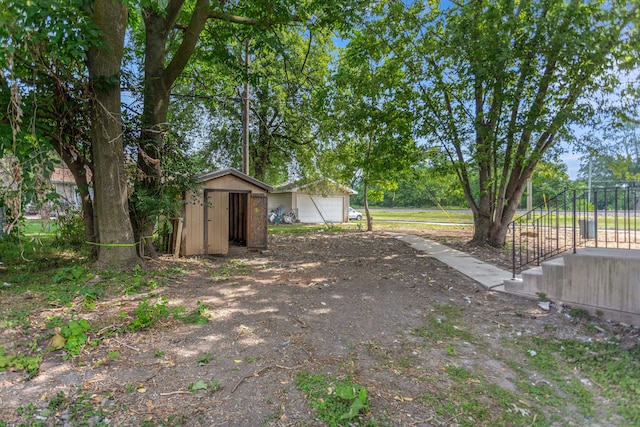 view of yard featuring a storage unit