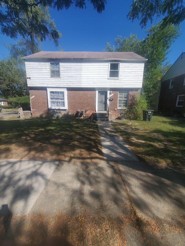 view of front of house featuring a front lawn